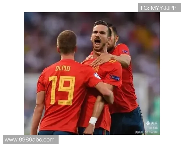 足球明星盛大抵达宝安机场引发球迷热烈追捧与欢呼 足球明星盛大抵达宝安机场引发球迷热烈追捧与欢呼