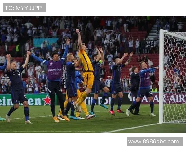 足球明星身体对抗精彩瞬间集锦展现力量与技巧的完美结合