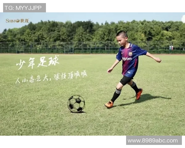 香港足球明星队前锋展现卓越技艺助力球队争夺荣誉与胜利